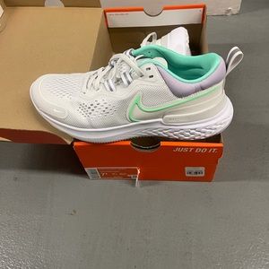 Nike react Miler 2 brand-new in the box woman size 7